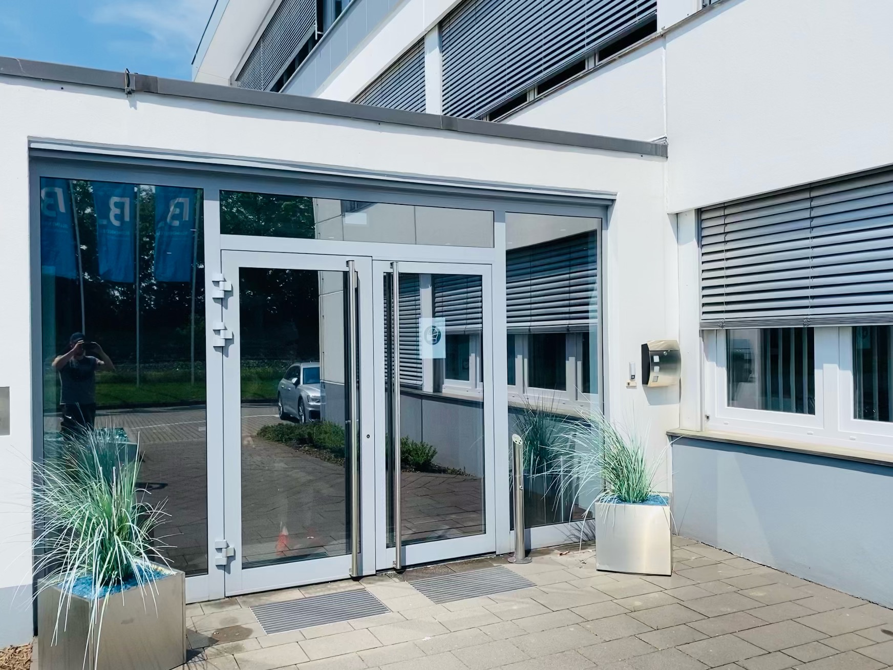 Sonnenschutzfolie nach Außenmontage an Bürofassade – Flexfoil Referenzprojekt