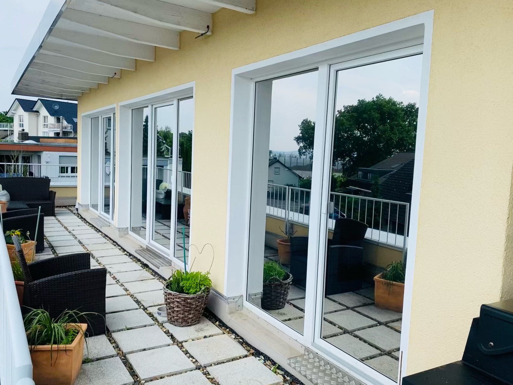 Einbruchschutzfolie auf Erdgeschossfenster – Sicherheitsfolie nach DIN EN 356