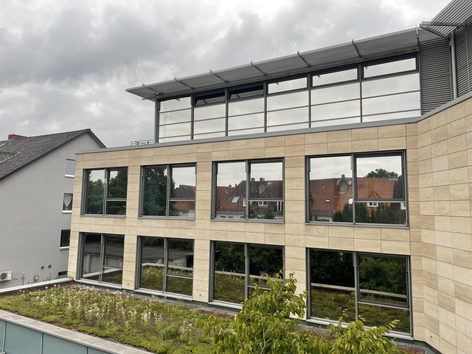 Sichtschutzfolie in Milchglas-Optik für Praxisfenster – Flexfoil Montage